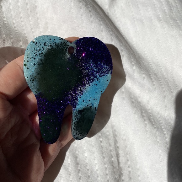 Handmade Resin Tooth Magnet - Picture 4 of 5
